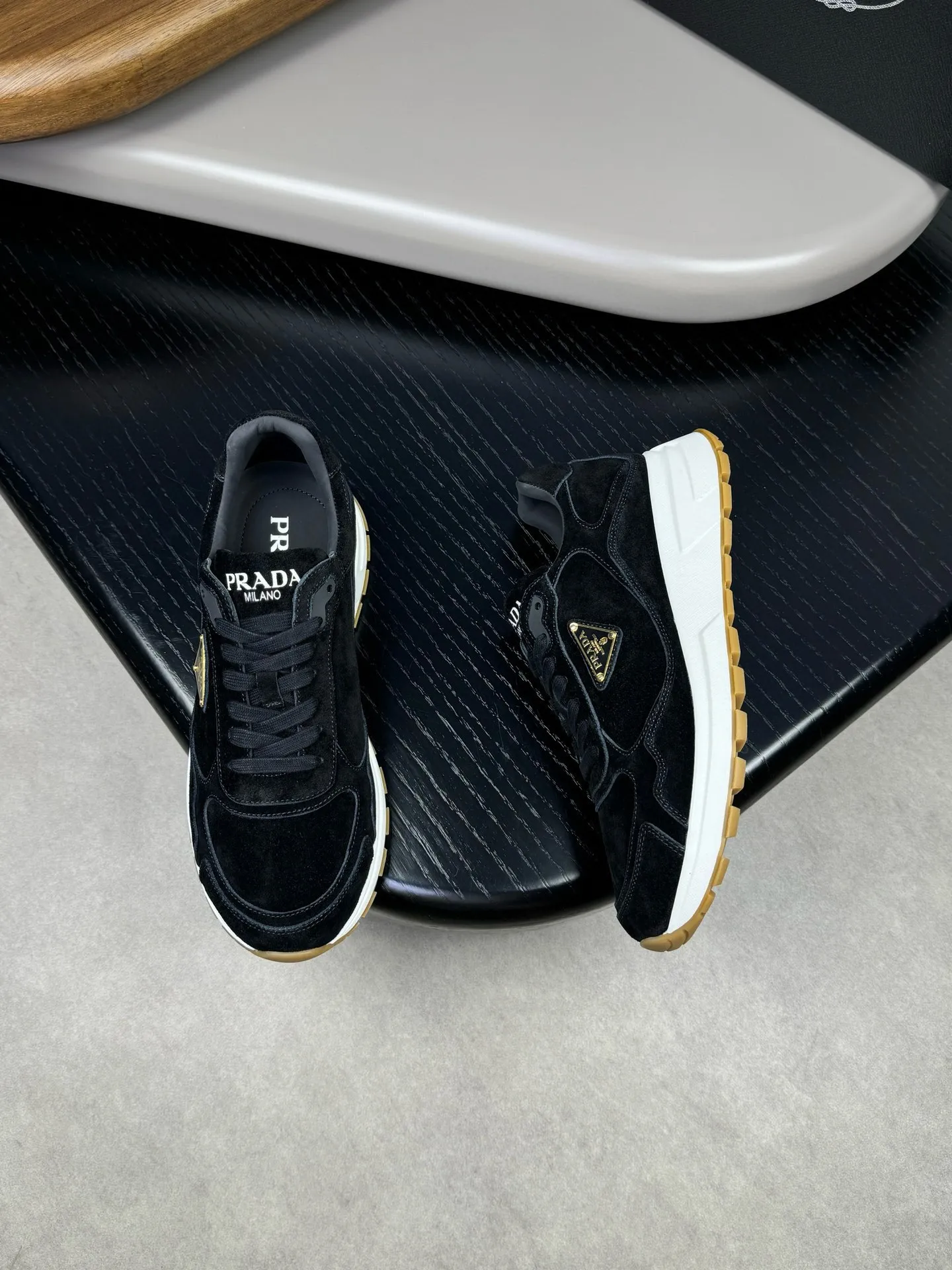 Batch 420, Prad* Prada's new men's thick-soled leather sports and casual shoes are made of imported high-value suede cowhide, combining elegant style and innovative design. The outer side is decorated with an enameled metal triangle logo, and the 4.5cm concave and convex rubber thick sole is full of modern style. The Prada letter logo is decorated on the heel and tongue, all of which illustrate the brand style. , soft, light, comfortable and durable on the feet! 38-44